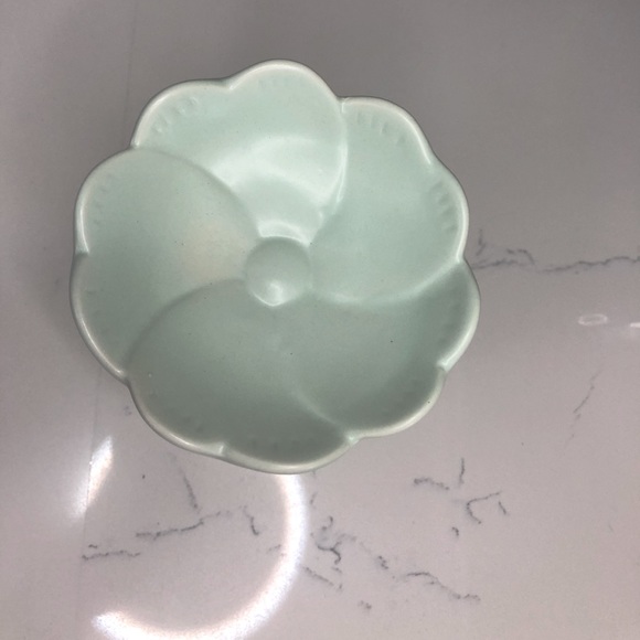 Rae Dunn JASMINE Candle with Flower Topper - Picture 2 of 9